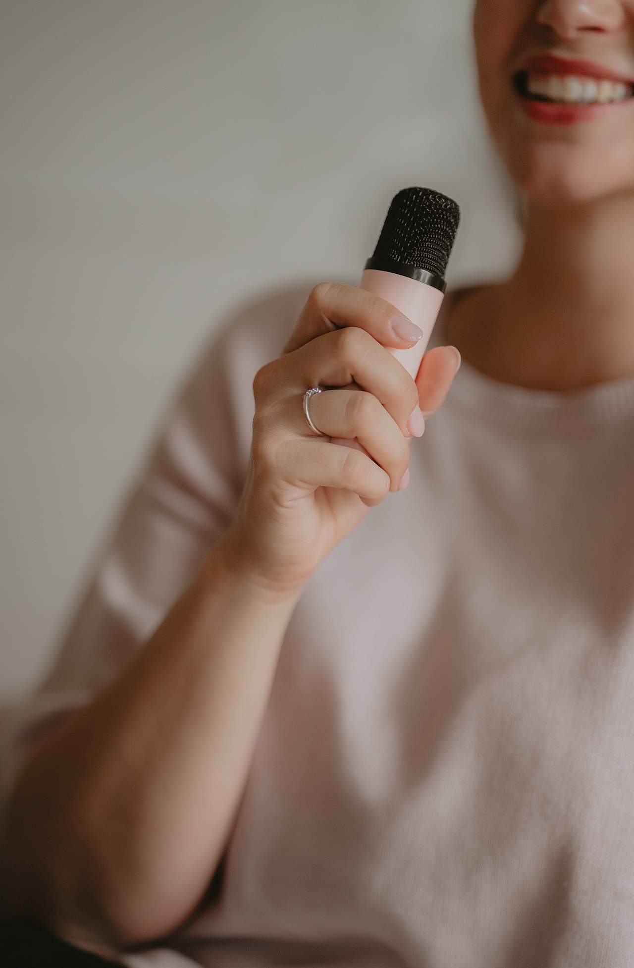 Ines Jansen mit Mikrofon