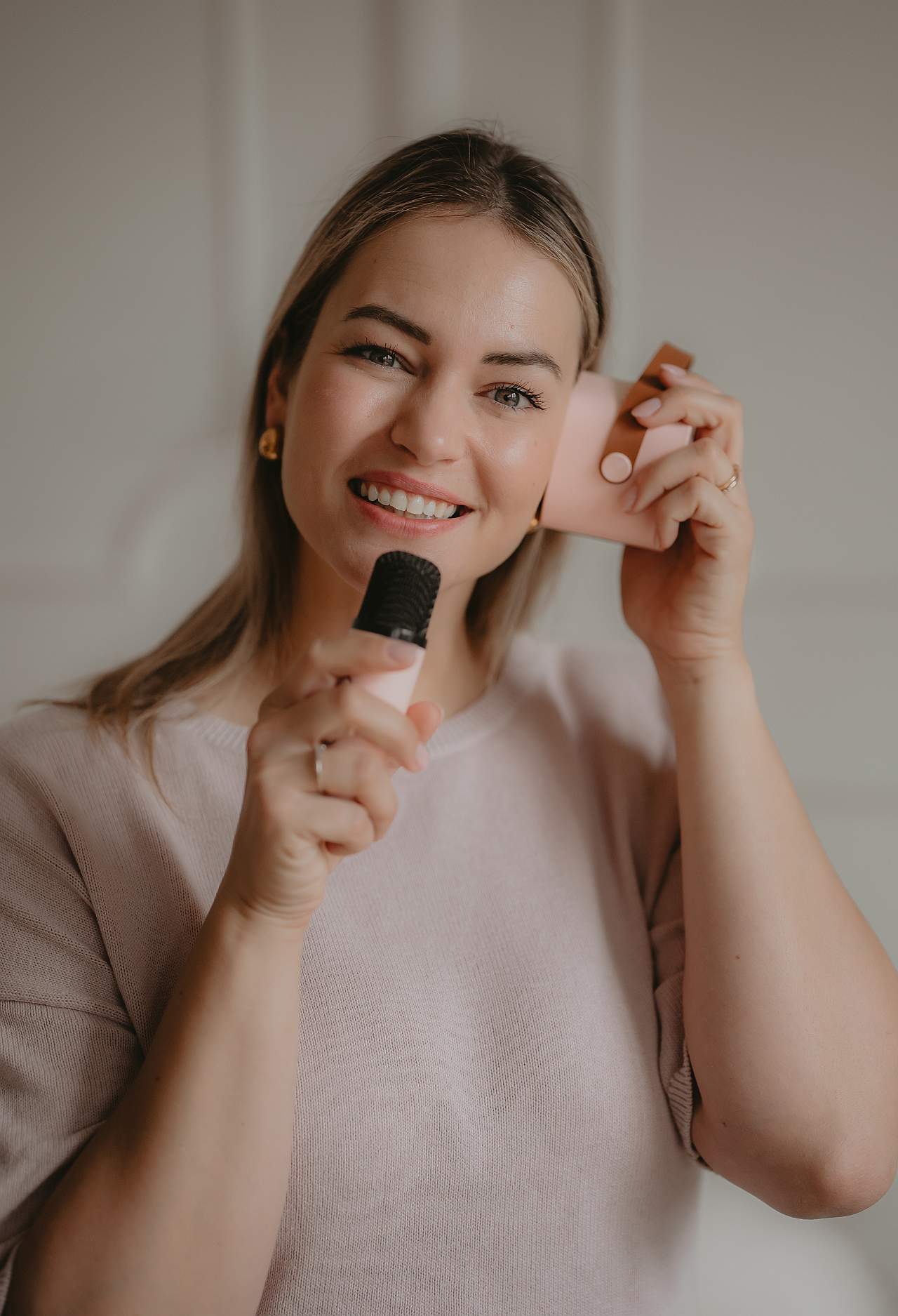 Ines Jansen lächelnd mit Mikrofon